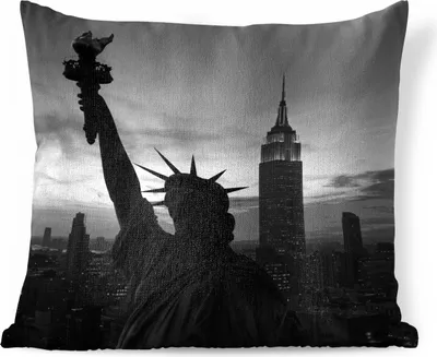 Produktbild von MuchoWow® Zierkissen Sofakissen Wohnzimmer Dekokissen 45x45 cm Freiheitsstatue New York - schwarz und weiß - Schlafpolster - Polster für das Sofa
