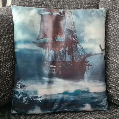 Zdjęcie produktu dla Poszewka na poduszkę „Statek piracki na morzu” – 45 cm x 45 cm