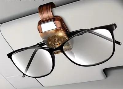 Produktbild von GKA Auto Brillenhalter für Sonnenblende mit Klickverschluss Baum des Lebens Braun Halter für Brille Sonnenbrille Lesebrille