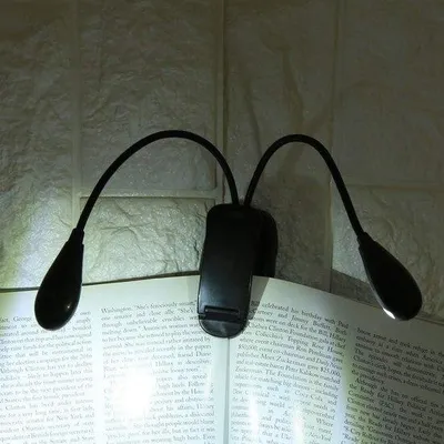 Produktbild von Doppelarmleuchte mit Clip - Flexibel und Tragbar - Geeignet für Bücher, Noten und Tablets - USB und Batterie betrieben - Ideal für Lesen im Bett, Musiker und Reisen
