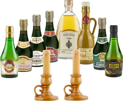 Produktbild von Setz von 8 Mets mit Leuchteren (Honigwein Półtorak-Eineinhalber/ 3x Dwójniak-Halber / 4x Trójniak-Drittel) |1950ml | 13-16% Alkohol Metwein | Polnische Produktion