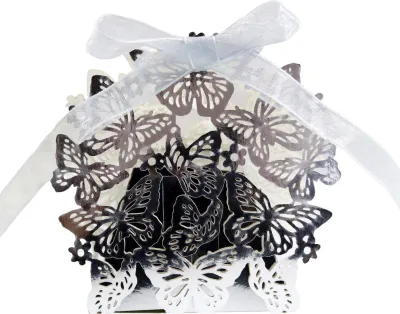 Produktbild von 50 Stück Bonbonschachteln, leicht zusammenzubauen, mit hohler Schmetterlingsschleife, für eine stimmungsvolle Hochzeits-Schokoladen-Süßigkeitenverpackung, Festival-Zubehör, Silber