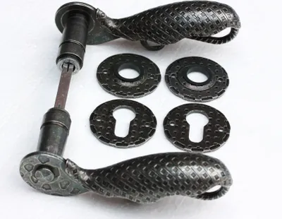 Produktbild von UHRIG Türdrückergarnitur Schmiedeeisen, Rosetten Schwarz/Silber brüniert, Retro Design, Rostfrei, Massiv, Unikat, Klinkenlänge 145mm, Rosetten Ø 50mm, Vierkant 8x100mm, stufenlos verstellbar, für Türdicken bis 70mm, Innen- & Außenbereich