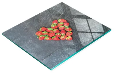 Produktbild von Dekoratives Küchenschneidebrett aus Glas, Erdbeerherz, 60 x 52 cm