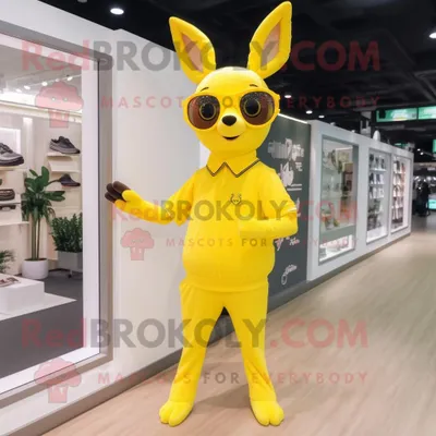 Produktbild von Zitronengelber REDBROKOLY Reh Maskottchen Kostüm charakter bekleidet mit einer Jogginghose und einer Brille
