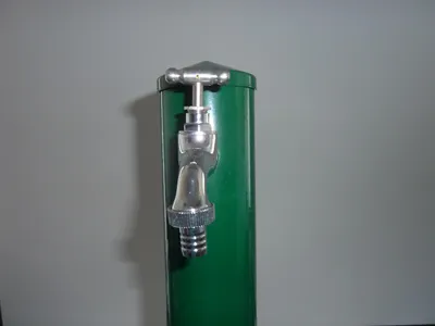 Produktbild von tomco Wasserzapfstelle rund aus Stahl pulverbeschichtet 100 cm , grün Wassersäule mit Abdeckkappe CAP 1 aus Stahlblech mit Wasserhahn 1/2“ chrom
