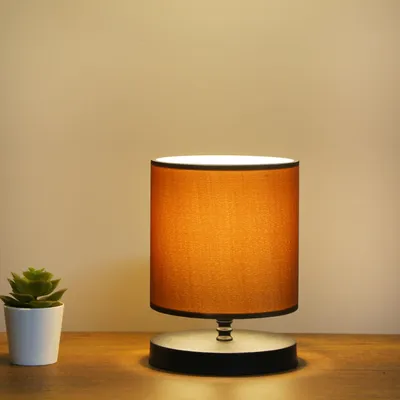 Produktbild von Opviq, Hochwertige Tischlampe, Braun, 15 x 15 x 22 cm | Stoffkörper, Kunststoffbeine, Höhe mit Kabel: 100 cm | E14 Fassung, max. 40 W | Elegantes Design für jeden Raum.