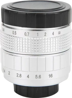 Immagine prodotto di obiettivo 50 mm F1.4 con attacco C, utilizzato con anello adattatore per fotocamere mirrorless Canon, argento