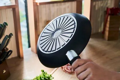 Zdjęcie produktu dla Patelnia aluminiowa z powłoką granitową, nadająca się do kuchenek indukcyjnych, 24 cm