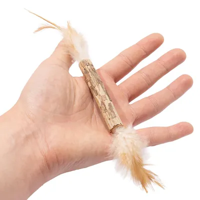 Produktbild von Katzenspielzeug aus natürlichem Matatabi · Matatabi-Stick mit Federn · Knabberspielzeug