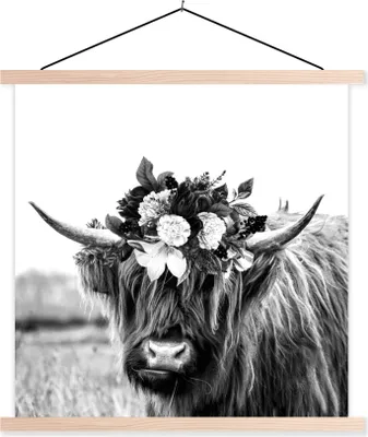 Produktbild von MuchoWow® Textilposter Schottisches Hochlandrind - Blumen - Schwarz - Weiß 60x60 cm mit holzfarbenen Rahmen - Wanddekoration