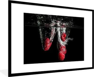 Produktbild von MuchoWow® Gerahmtes Poster Himbeeren - Obst - Stilleben - Wasser - Schwarz - Rot 90x60 cm - Poster mit Schwarzem Bilderrahmen Wandposter Rahmen Foto Bilder - Wanddekoration - Fotos