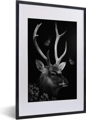 Produktbild von MuchoWow® Gerahmtes Poster Porträt eines Rehs im Dschungel - schwarz und weiß 40x60 cm - Poster mit Schwarzem Bilderrahmen Wandposter Rahmen Foto Bilder - Poster in Rahmen