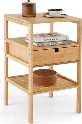 Zdjęcie produktu dla Stolik nocny COSTWAY wykonany z bambusa, 3-poziomowy stolik boczny z szufladą i półką z listew, konsola nocna do łóżka sprężynowego, szafka nocna, stolik do sypialni i salonu, 40 x 40 x 68 cm