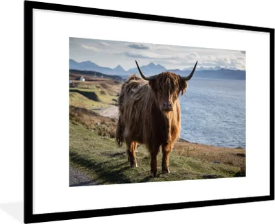 Produktbild von MuchoWow® Gerahmtes Poster Schottische Highlander - Bergen - Meer 90x60 cm - Poster mit Schwarzem Bilderrahmen Wandposter Rahmen Foto Bilder - Wanddekoration - Fotos