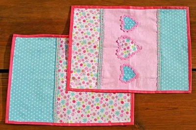 Produktbild von Tischdecke, Tischläufer , blau lila Blumen + Herzen 2er Set