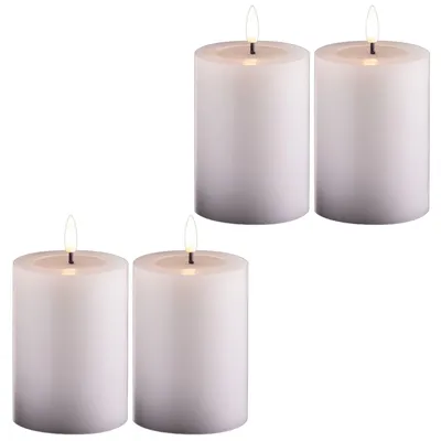 Zdjęcie produktu dla Zestaw 4 świec LED typu stump, z timerem (6 godzin), białe, wykonane z prawdziwego wosku, światło ciepłe, 7,5 cm średnicy, 10 cm wysokości. Wymagane 2 baterie AA. Świeca LED imitująca prawdziwą świecę, z efektem migotania, bez płomienia. Wąska świeca LED