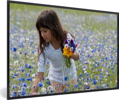 Produktbild von MuchoWow® Gerahmtes Poster Mädchen - Blumen - Wiese 90x60 cm - Poster mit Schwarzem Bilderrahmen Wandposter Rahmen Foto Bilder - Fotorahmen - Foto-Plakat