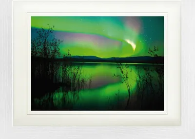 Produktbild von Polarlichter Gerahmtes Bild Mit Edlem Passepartout | Wand-Bilder | Im Bilderrahmen - Polarlicht Spiegelt Sich Im See (30 x 40 cm)