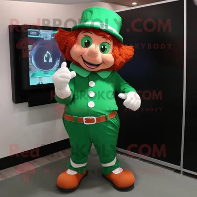 Productafbeelding van Leprechaun mascotte REDBROKOLY kostuum karakter gekleed met een bermudabroek en armbandhorloges