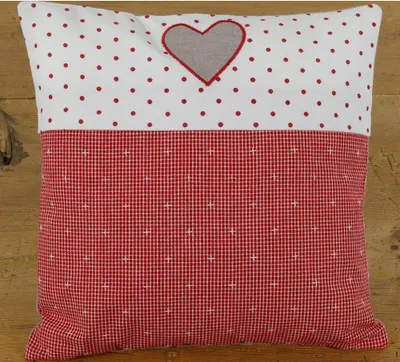 Imagen del producto de Funda de cojín 40x40 cm, diseño de corazón con volantes blancos y rojos, de algodón