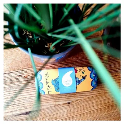 Produktbild von Brillenetui in Blau und Gelb – Frida Design