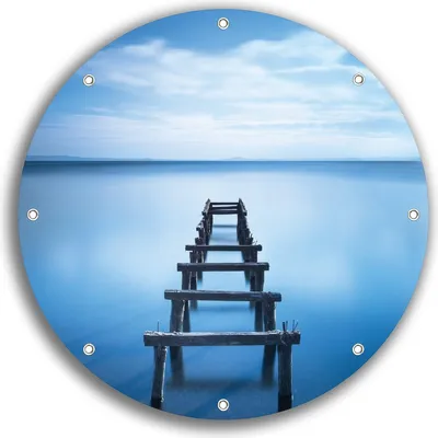 Produktbild von Wallario rundes Outdoor-Poster für Garten oder Balkon, Motiv Rustikaler Holzsteg im blauen See, 30 cm Durchmesser