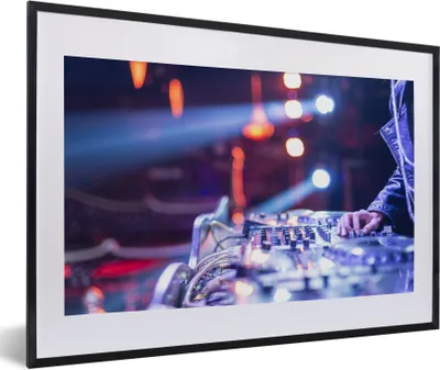 Produktbild von MuchoWow® Gerahmtes Poster DJ hinter einem Mischpult 60x40 cm - Poster mit Schwarzem Bilderrahmen Wandposter Rahmen Foto Bilder - Schlafzimmer - Plakat in Rahmen - Drucken