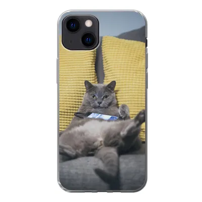 Produktbild von MuchoWow® Handyhülle Schutzhülle Hülle für iPhone 13 Katze - Bank - Faule Silikon Softcase Handy Hülle - Karteninhaber
