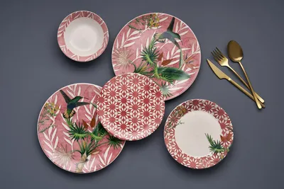 Obrázok produktu pre Hermia Concept, kvalitná 24-dielna jedálenská súprava, 100 % keramika, červená | 6 servírovacích tanierov (25 x 25 x 2,5 cm), 6 tanierov (21 x 21 x 3,5 cm), 6 misiek (14 x 14 x 4,5 cm), 6 dezertných tanierov (19 x 19 x 2 cm) | Vhodné do umývačky riadu a mikrovlnnej rúry.