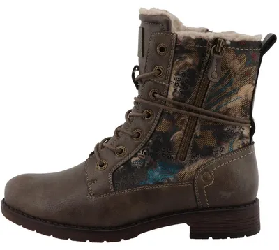 Das Bild zeigt einen braunen Stiefel mit Schnürsenkeln und einer robusten Sohle Der Stiefel ist von der linken Seite zu sehen