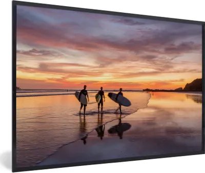 Produktbild von MuchoWow® Gerahmtes Poster Drei Surfer bei Sonnenuntergang 30x20 cm - Poster mit Schwarzem Bilderrahmen Wandposter Rahmen Foto Bilder - Kunstdruck - Bild-Poster