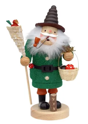 Räuchermännchen Wichtel trägt einen grünen Mantel, eine braune Mütze und einen weißen Bart.