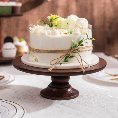 Produktbild von Famanu runde Tortenplatte Holz - elegante Präsentation für Kuchen und Gebäck