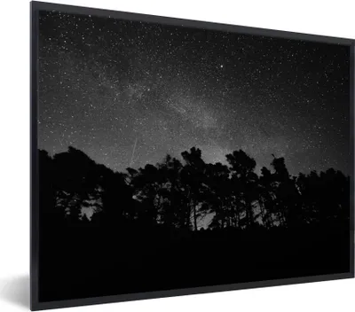 Produktbild von MuchoWow® Gerahmtes Poster Sternenhimmel - Wald - Himmel - Schwarz - Bäume 80x60 cm - Poster mit Schwarzem Bilderrahmen Wandposter Rahmen Foto Bilder - Schwarzem - Mit Gestell
