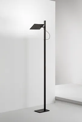 Zdjęcie produktu dla Czarna lampa stojąca LED do salonu, 24 W, 2160 lm, regulowana wysokość i możliwość obrotu o 340°, włącznik/wyłącznik, CCT i ściemniacz nożny