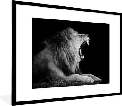 Produktbild von MuchoWow® Gerahmtes Poster Löwe - Wildtiere - Gras - Schwarz - Weiß 80x60 cm - Poster mit Schwarzem Bilderrahmen Wandposter Rahmen Foto Bilder - Schlafzimmer-Dekorationen - Fotoposter