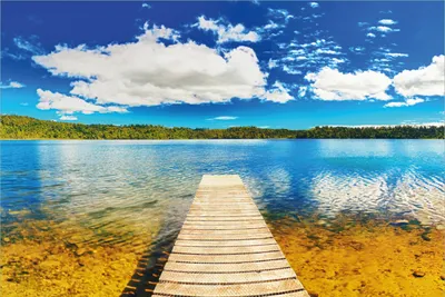 Produktbild von Wallario Premium Vliestapete Fototapete Klarer See mit Steg - Blauer Himmel in der Größe 400 x 267 cm, extra dick, wird in 5 Teilen geliefert