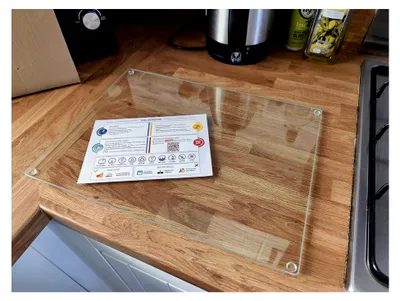 Produktbild von Schneidebrett aus Glas 40×30 cm – Hygienisches Brett aus gehärtetem Glas – Hitzebeständig, Kratzfest und Rutschfest – Glasplatte für die Küche – Transparentes Design