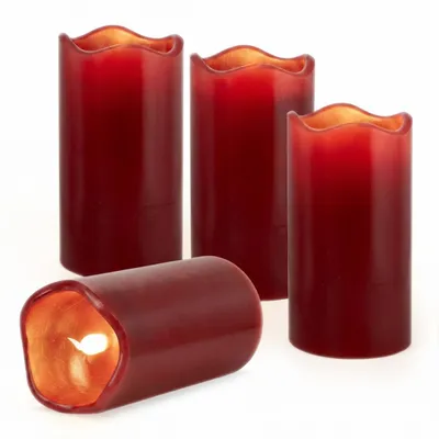 Productafbeelding van LED-kaarsen set van 4, rood, met timer, op batterijen, afmetingen 13 x 7 cm. Kunststof stompkaarsen in warmwit met flikkereffect, geschikt voor binnen gebruik