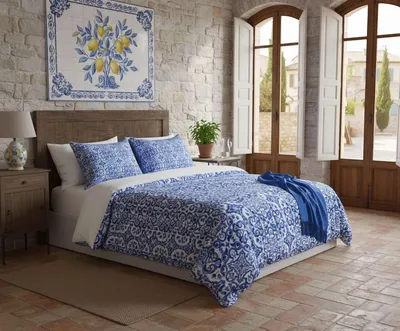 Produktbild von L'Essentiel Linge de Maison, Hochwertiges Doppelbettdeckenbezug-Set (200 x 200 cm), Dunkelblau & Weiß, 70% Baumwolle / 30% Polyester, Maschinenwaschbar, mit Knopf- und Umschlagverschluss, 2 Kissenbezüge (80 x 80 cm).