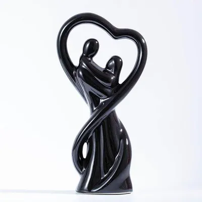 Image de Sculpture en céramique pour la décoration d'intérieur représentant un couple enlacé