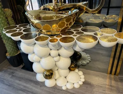 Produktbild von Casa Padrino Luxus Designer Badezimmer Set Weiß / Gold 150 x 58 x H. 70 cm - 1 Waschtisch mit Waschbecken und Armatur - Badezimmer Möbel - Luxus Möbel - Designer Möbel