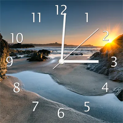 Produktbild von Wallario Design Wanduhr Sonnenuntergang hinter einem Felsen am Strand aus Echtglas, Größe 30 x 30 cm