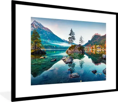 Produktbild von MuchoWow® Gerahmtes Poster Berge - See - Bäume - Natur - Wasser 80x60 cm - Poster mit Schwarzem Bilderrahmen Wandposter Rahmen Foto Bilder - Schlafzimmer-Dekorationen - Fotoposter