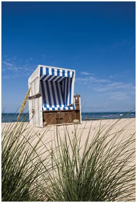 Produktbild von Wallario Premium Glasbild, freischwebende Optik, kräftige Farben, Größe 90 x 60 cm Motiv Strandkorb