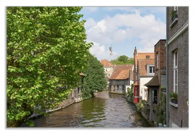 Produktbild von Wallario Frühstücksbrettchen aus Glas 20 x 30 cm mit rutschfesten Füßen, Motiv Stadtkanal mit Uferhäusern
