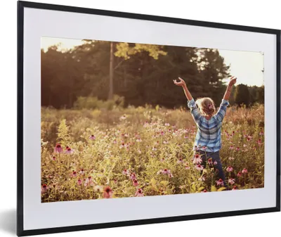 Produktbild von MuchoWow® MuchoWow® Gerahmtes Poster Frau - Blumen - Frühling 60x40 cm - Poster mit zchwarzem Bilderrahmen - Schlafzimmer - Plakat in Rahmen - Drucken