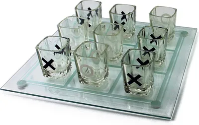 Produktbild von Goods & Gadgets Trinkspiel TIC TAC TOE aus Glas, Spielbrett 26x26 cm, 9 Schnapsgläser (Spielfiguren), 7cm, 2-4cl