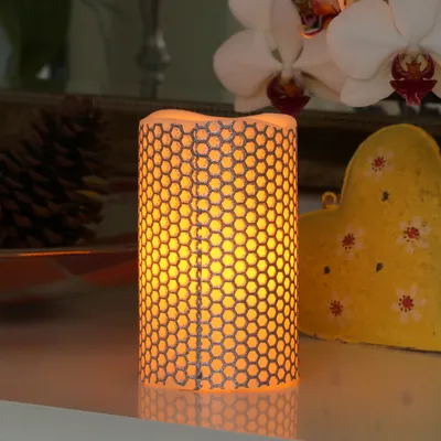 LED Kerze 'Honey' - Echtwachs - gelbe LED Flamme - flackernd - D: 7,5cm, H: 12cm - silber/weiß